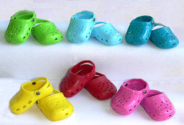 More footwear for dolls: clogs!