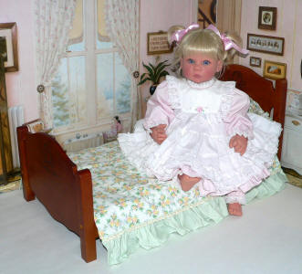 doll bed for Lee Middleton, My Twinn, baby doll crib